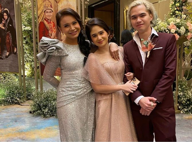 curi perhatian ini 4 potret bridesmaid dan groomsmen di resepsi pernikahan ria ricis