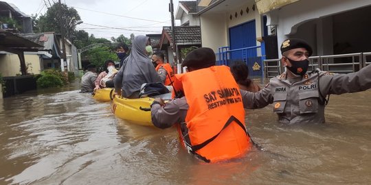 Anies Sebut Banjir Tak Lihat Wilayah Administrasi, Semua Daerah Harus Siaga