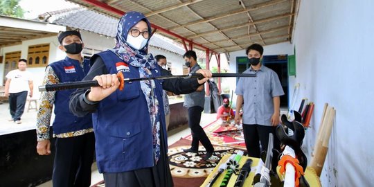 Anak Muda Desa Banyuwangi Raup Puluhan Juta dari Produksi Replika Samurai