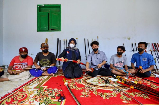 anak muda desa banyuwangi raup puluhan juta dari produksi replika samurai