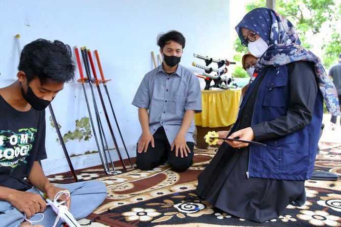anak muda desa banyuwangi raup puluhan juta dari produksi replika samurai