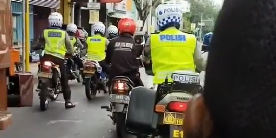 Pria Ini 'Sakti' Kendarai Motor Tanpa Helm saat Banyak Polisi, Topinya Jadi Sorotan