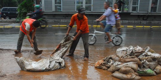 Cegah Banjir, Pemprov DKI Keruk 1,29 Juta Meter Kubik Lumpur dari Saluran Air
