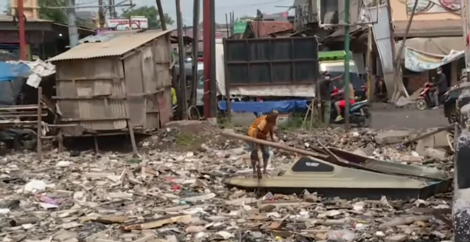 sampah menumpuk di aliran sungai kali perancis tangerang