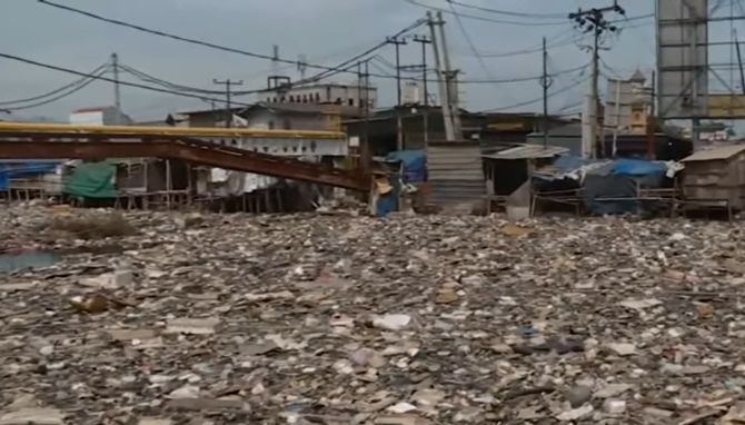 sampah menumpuk di aliran sungai kali perancis tangerang