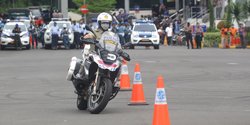 Aksi Anies Baswedan Jajal Motor Polisi saat Apel Operasi Zebra Jaya 2021