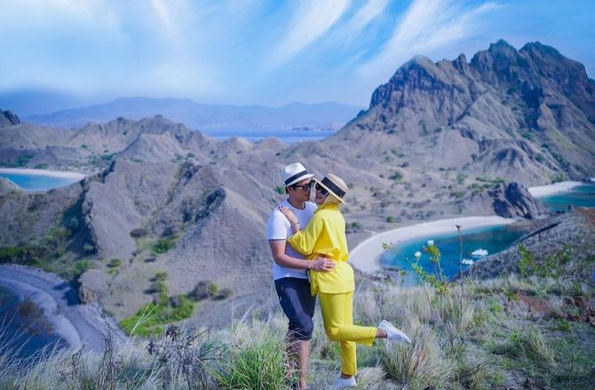 4 potret romantis liburan syahrini dan reino barack di labuan bajo