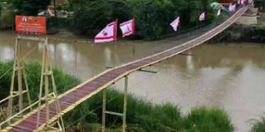 Hubungkan Jabar dan Jateng, Jembatan Gantung di Cirebon Ini Cetak Rekor MURI