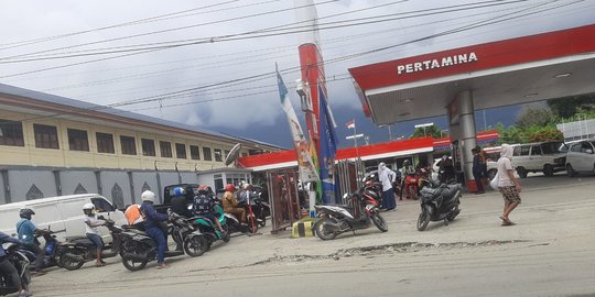 Warga Jayapura Kesulitan Beli BBM, Antrean Kendaraan Mengular di SPBU