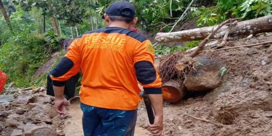 Diguyur Hujan, Jalan Menuju Objek Wisata Kedung Pedut Kulon Progo Tertutup Longsor