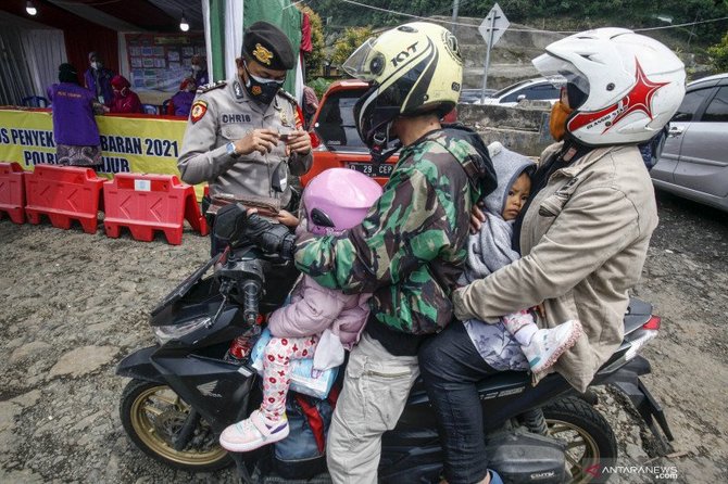 ilustrasi polisi memeriksa pengemudi kendaraan bermotor