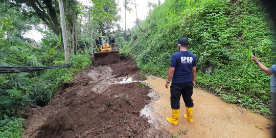 Longsor di Lumajang, Jalan Penghubung Antar Desa Terputus