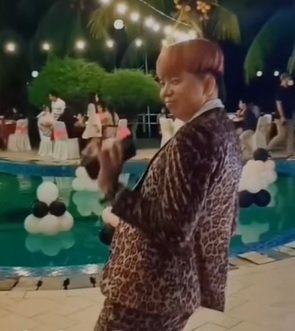 kocak mc joget joget di dekat kolam malah kecebur gara gara micnya jatuh