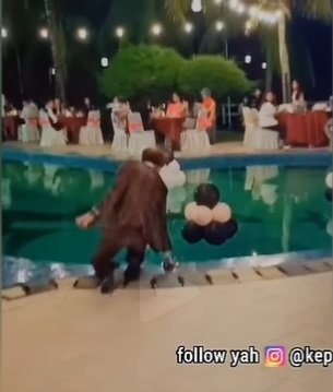 kocak mc joget joget di dekat kolam malah kecebur gara gara micnya jatuh