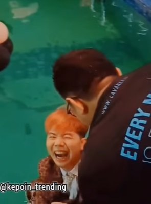 kocak mc joget joget di dekat kolam malah kecebur gara gara micnya jatuh