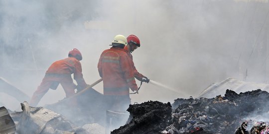 Kebakaran Pabrik Penggilingan Kapas di Pasar Rebo