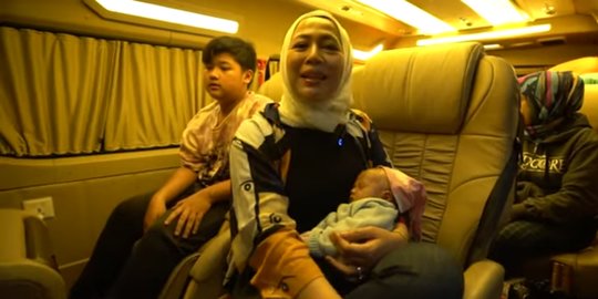 Curi Perhatian, Ini Potret Shanty Istri Denny Cagur Gendong Anak Ketiga