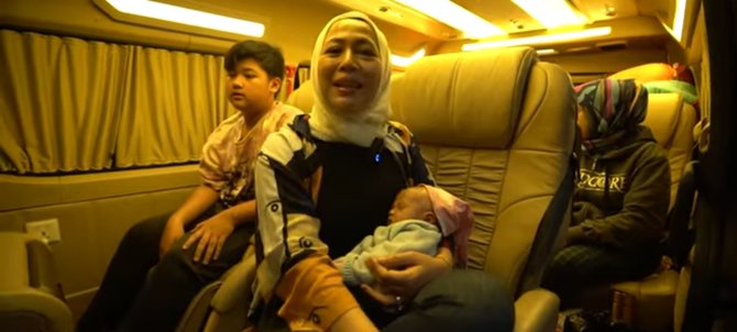 curi perhatian ini potret shanty istri denny cagur gendong anak ketiga