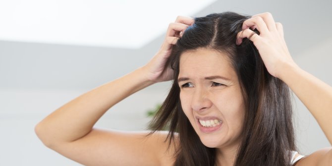 5 Hal yang Bisa Menyebabkan Munculnya Bau Tak Sedap dari Kulit Kepala