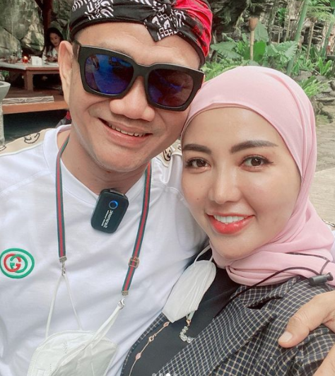 bantu warga kabupaten buru aksi daniel rigen suami bella shofie banjir pujian