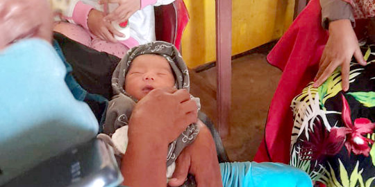Warga Makassar Temukan Bayi Laki-laki dalam Kardus