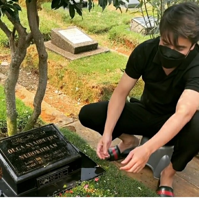 billy syahputra ziarah ke makam olga