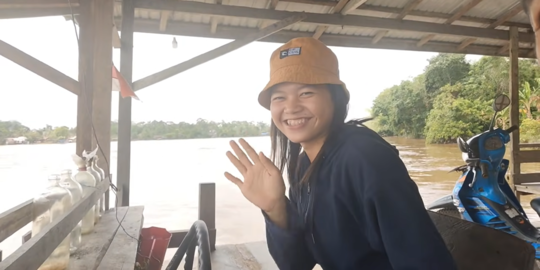 Potret Gadis Dayak Cantik, Mengemudi Getek Penyeberangan di Pedalaman Borneo