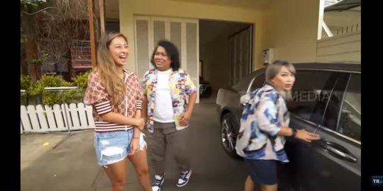 5 Potret Rumah Jacqueline Wijaya, Banyak Koleksi Burung Sultan & Dapurnya Super Luas
