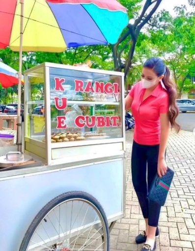 gaya ibu kombes cantik saat beli kue cubit penampilannya sederhana curi perhatian