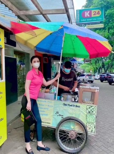 gaya ibu kombes cantik saat beli kue cubit penampilannya sederhana curi perhatian