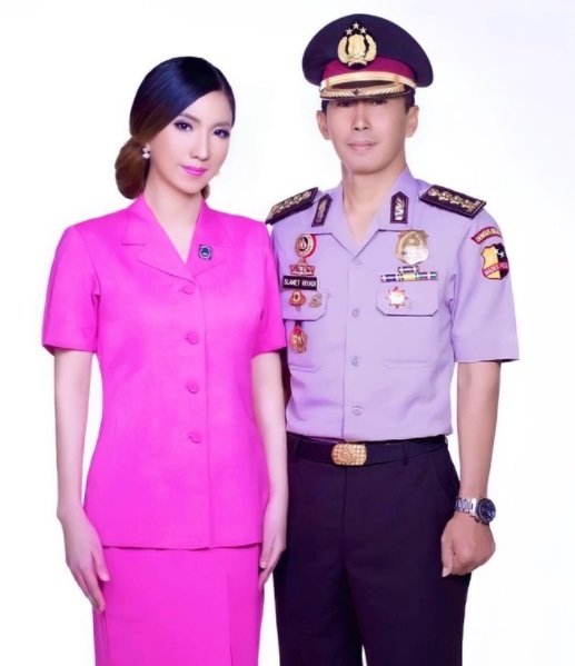 gaya ibu kombes cantik saat beli kue cubit penampilannya sederhana curi perhatian