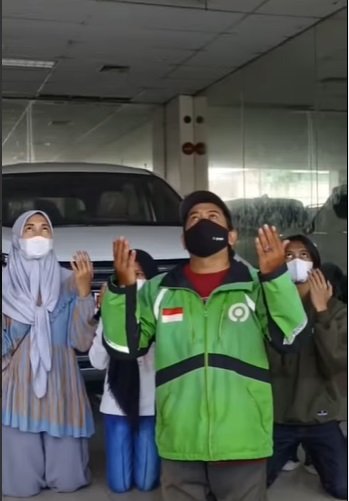 momen sopir ojol dapat hadiah mobil dari mitra kaget amp terharu bahagiakan keluarga