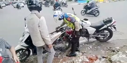 Viral Aksi Polisi di Bandung Bantu Pasutri Kehabisan Bensin