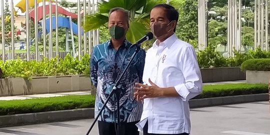 Presiden Jokowi Minta Menteri Ikut Bantu Daerah Tekan Lonjakan Kasus Covid-19