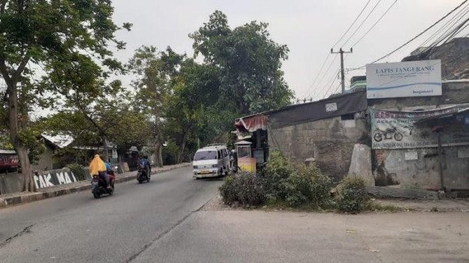 rumah viral di tengah jalan tangerang