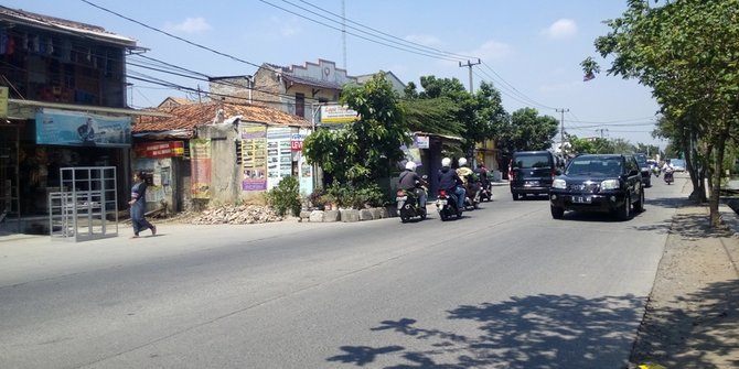 rumah viral di tengah jalan tangerang