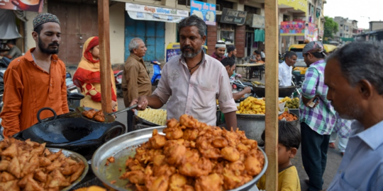 India Tertibkan Pedagang Kaki Lima Yang Jual Makanan Non Vegetarian Di