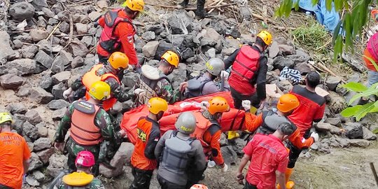 3 Hari Hilang Tertimbun Longsoran, Warga Karanganyar Ditemukan Tewas