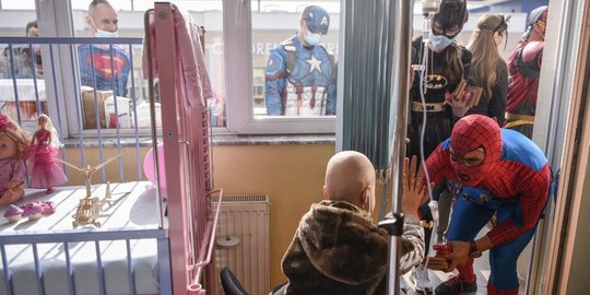 Aksi Superhero Hibur Anak-Anak Penderita Kanker