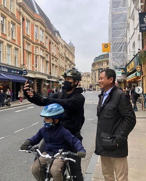 ignasius jonan berfoto dengan mahasiswa oxford asal indonesia