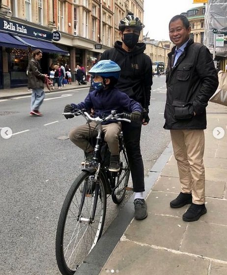 ignasius jonan berfoto dengan mahasiswa oxford asal indonesia