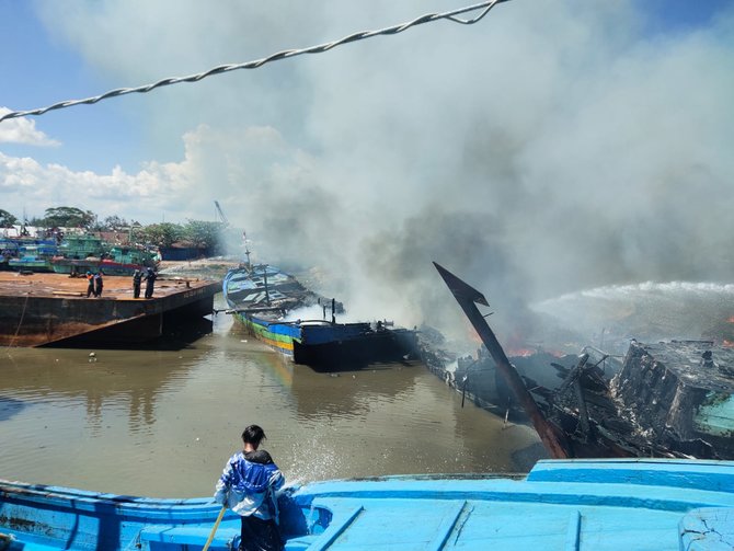 kebakaran puluhan kapal di tegal