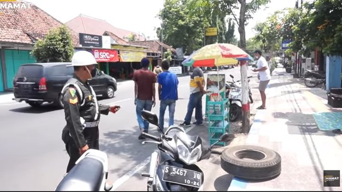 polisi militer lakukan raziapemotor gak pakai helm disuruh pulang ambil perlengkapan