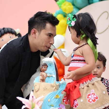 4 potret ulang tahun chava anak rachel vennya dihadiri niko