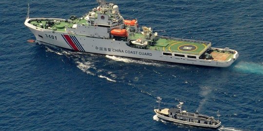 Filipina Tuding Kapal China Tembakkan Meriam Air ke Kapalnya di Laut China Selatan