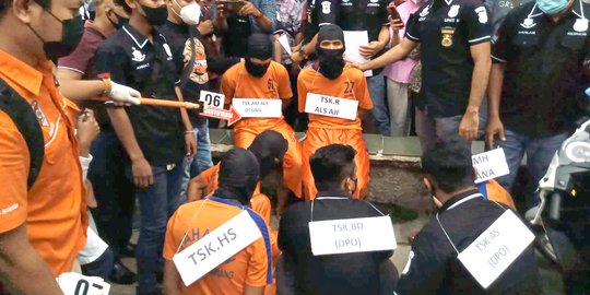 Rekonstruksi Pembunuhan Bos Rumah Makan di Karawang, 6 Pelaku Peragakan 18 Adegan