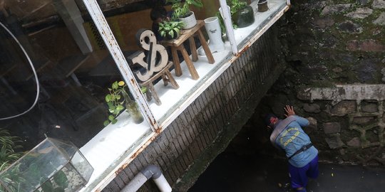 Kafe di Atas Saluran Air Kemang Bukti Lemahnya Pengawasan