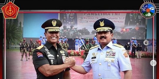 Potret Jenderal Andika Terima Tongkat Komando dari Marsekal Hadi, Tangannya Disorot