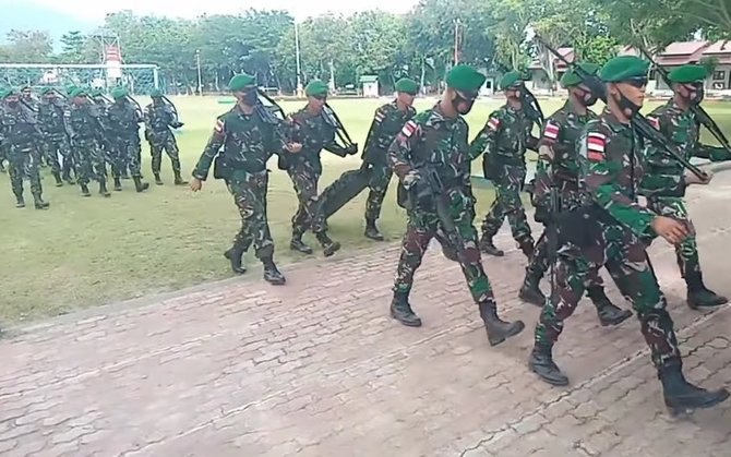 pasukan tni bersiap meninggalkan batalyon