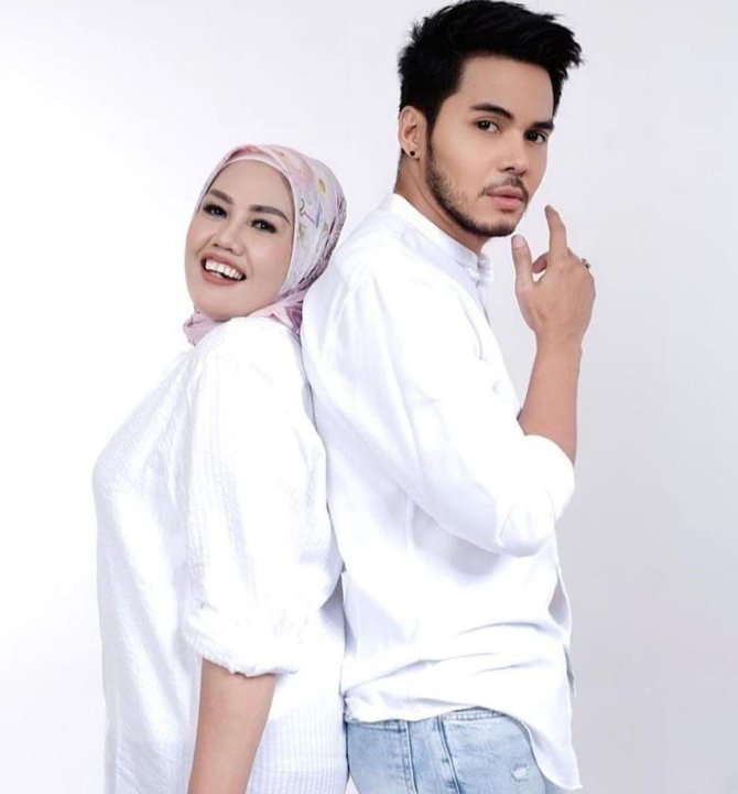 setahun bersama ini 5 potret mesra elly sugigi bersama suami gantengnya